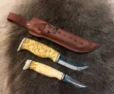 Handgefertigtes Doppel-Messer-Set aus Carbonstahl mit Rentiergeweih & Maserbirke aus Finnland