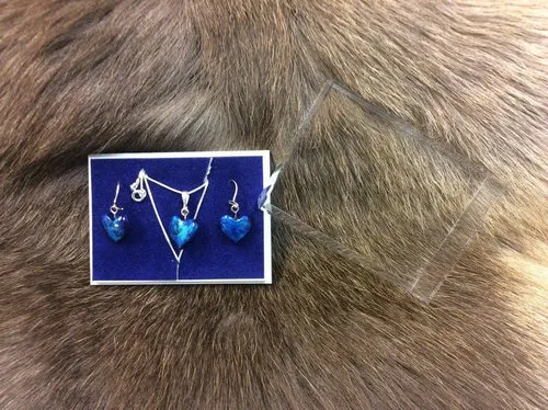 [170175] Finnisches Silber-Holzschmuck Set "Herzen" blau & Ohrringe aus Maserbirke – Handgefertigt, Unikat