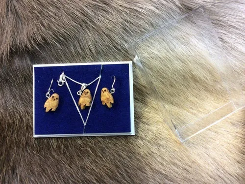 [170176] Finnisches Silber-Holzschmuck Set "Eule" & Ohrringe aus Maserbirke – Handgefertigt, Unikat