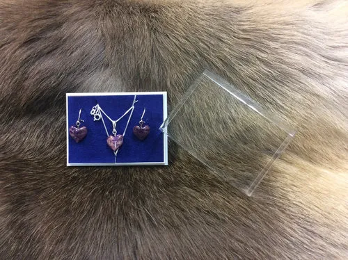 [170184] Finnisches Silber-Holzschmuck Set "Herzen" violett & Ohrringe aus Maserbirke – Handgefertigt, Unikat