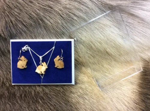 [170185] Finnisches Silber-Holzschmuck Set "Hase" & Ohrringe aus Maserbirke – Handgefertigt, Unikat