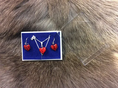 [170189] Finnisches Silber-Holzschmuck Set "Herzen" rot & Ohrringe aus Maserbirke – Handgefertigt, Unikat
