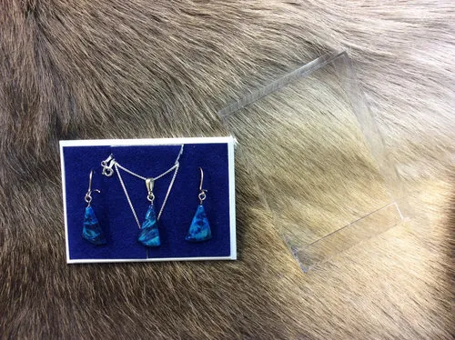 [170190] Finnisches Silber-Holzschmuck Set "Dreiecke" blau & Ohrringe aus Maserbirke – Handgefertigt, Unikat