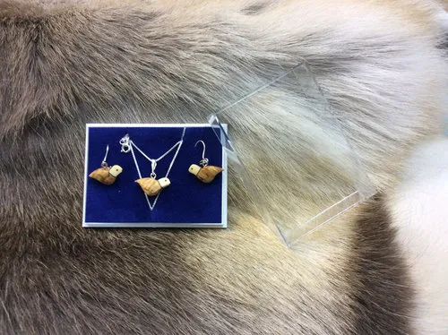 [170191] Finnisches Silber-Holzschmuck Set "Moorschneehuhn" & Ohrringe aus Maserbirke – Handgefertigt, Unikat