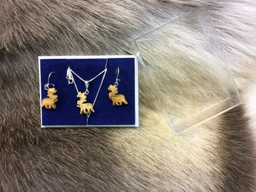 [170192] Finnisches Silber-Holzschmuck Set "Rentier" & Ohrringe aus Maserbirke – Handgefertigt, Unikat