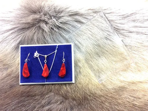 [170195] Finnisches Silber-Holzschmuck Set "Dreieck" rot & Ohrringe aus Maserbirke – Handgefertigt, Unikat