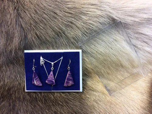 [170196] Finnisches Silber-Holzschmuck Set "Dreieck" violett & Ohrringe aus Maserbirke – Handgefertigt