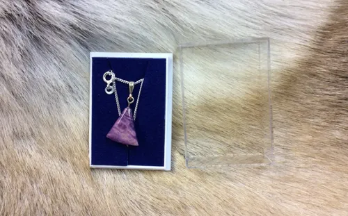 [170260] Silberhalskette "Dreieck violett" aus finnischer Maserbirke – handgemachter Holzschmuck, ein Unikat