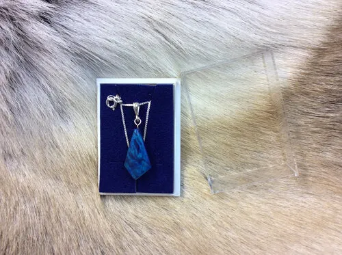 [170265] Silberhalskette "Dreieck blau" aus finnischer Maserbirke – handgemachter Holzschmuck, ein Unikat