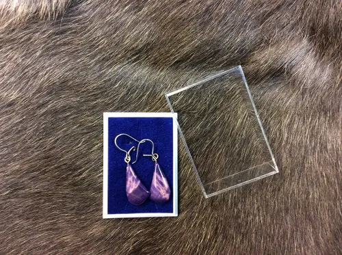 [170268] Holzschmuck-Ohrringe "Dreieck violett" aus finnischer Maserbirke – handgefertigt, Unikat