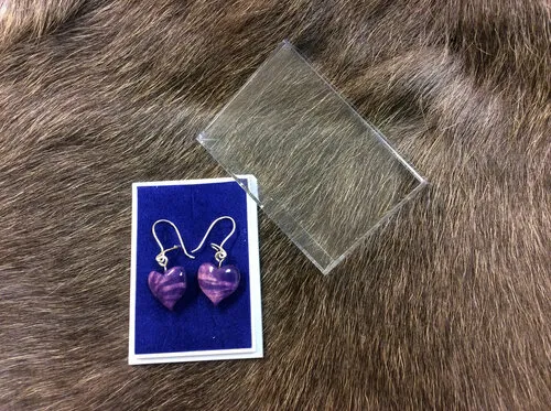 [170273] Holzschmuck-Ohrringe "Herzen violett" aus finnischer Maserbirke – handgefertigt, Unikat