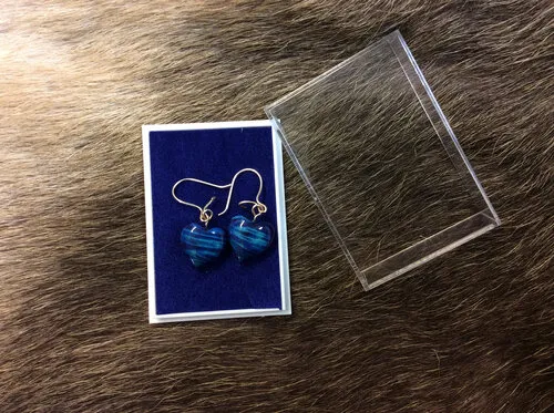 [170275] Holzschmuck-Ohrringe "Herzen blau" aus finnischer Maserbirke – handgefertigt, Unikat