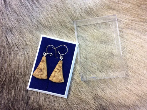 [170283] Holzschmuck-Ohrringe "Dreieck" aus finnischer Maserbirke – handgefertigt, Unikat, naturbelassen