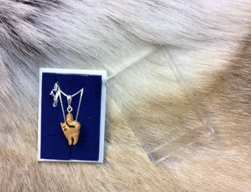 [170297] Silberhalskette "Katze stehend" aus finnischer Maserbirke – handgemachter Holzschmuck, ein Unikat