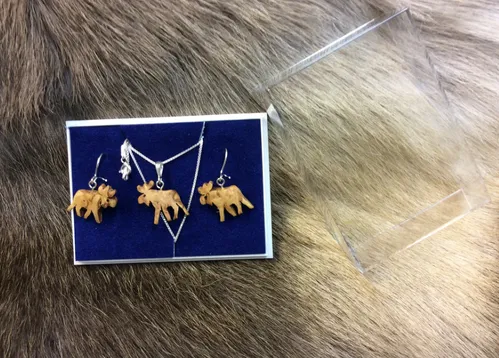 [170304] Finnisches Silber-Holzschmuck Set "Elche" & Ohrringe aus Maserbirke – Handgefertigt, Unikat