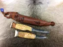Handgefertigtes Outdoor-Duo-Messerset aus Finnland mit Maserbirke-Griff, Kohlenstoffstahlklingen